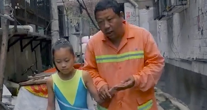Street Cleaner Only Eats Noodles to Support His Daughter’s Dream of Becoming a Gymnast