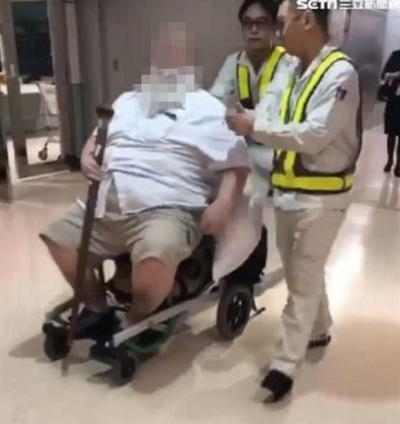 The obese American man who harassed and traumatized Eva Air flight attendants by ordering them to wipe his anus after defecation has, despite being banned, successfully booked more flights with the same airline.