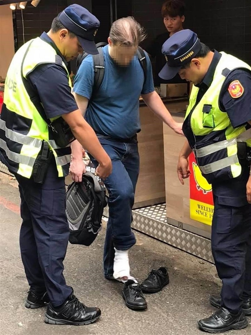 Stijgen Afvoer waterstof American Man Caught Taking Upskirt Videos of Women in Taipei Using Camera  Hidden in Shoe