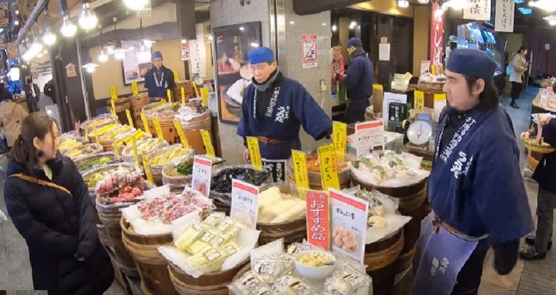 Popular Japanese tourist spots are trying to find ways to keep tourists from eating while walking in such a manner that would offend the locals.