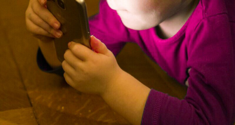 Toddler Gets Extreme Nearsightedness After Parents Allow Smartphone Addiction
