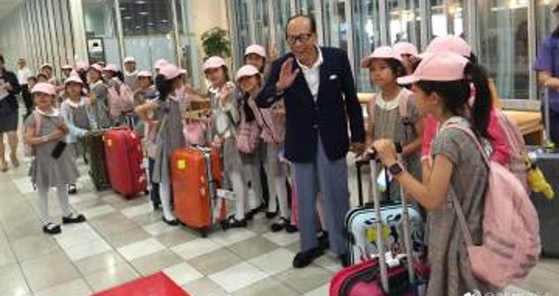 Hong Kong’s Richest Man Pays $120,000 for Students’ Trip to Japan After Meeting at the Airport