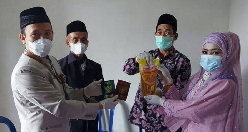 indonesian man gives cooking oil dowry