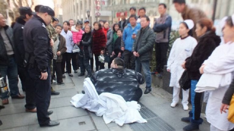 Morbidly Obese Chinese Man Needs 16 Workers to Help Him After Falling on the Sidewalk