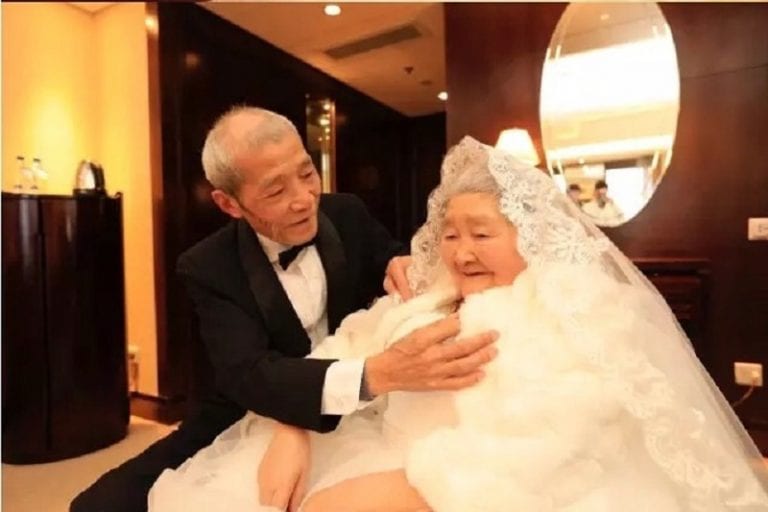 Chinese Husband Finally Says ‘I Love You’ to His Wife After 67 Years of Marriage in Style