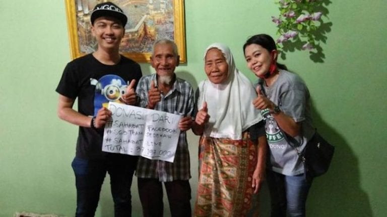 Good Samaritans Raise $3,161 for 94-Year-Old Banana Seller After He Was Robbed