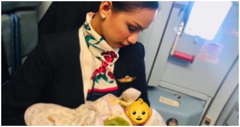 Filipina Flight Attendant Breastfeeds Passenger’s Baby During Flight