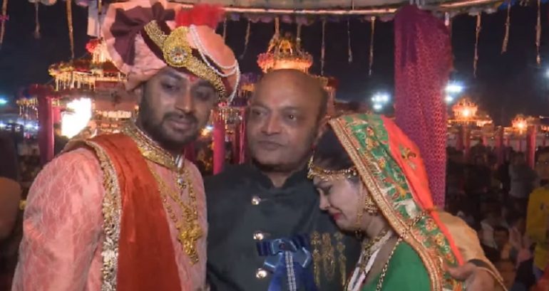 Rich Indian Tycoon Pays For the Weddings of Hundreds of Fatherless Brides in Massive Ceremony