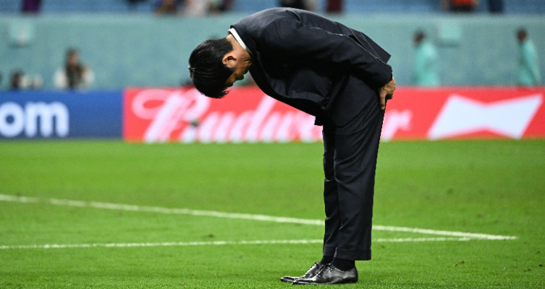 Japan coach bows to crowd after Japan eliminated from World Cup