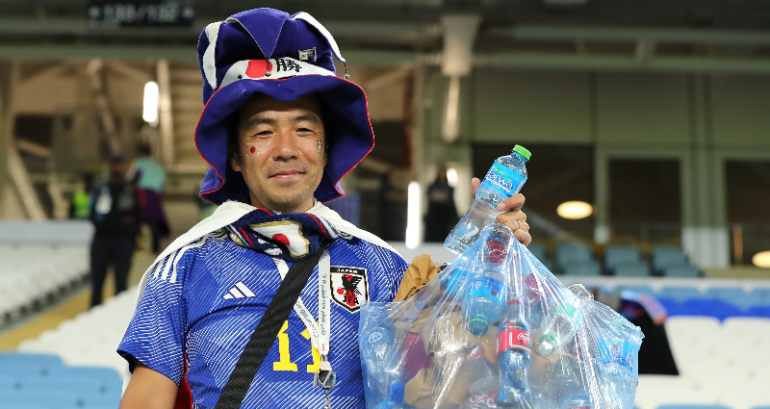 Japanese fans clean World Cup stadium one last time after loss to Croatia