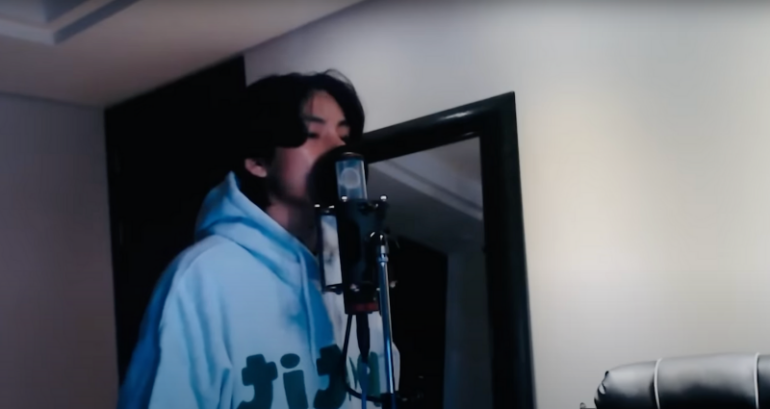BTS’s V gifts ARMY his cover of ‘It’s Beginning to Look a Lot Like Christmas’