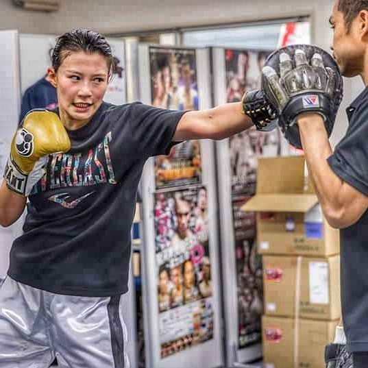 Boxing Tomomi Takano Pappaufsteller lebensgross 
