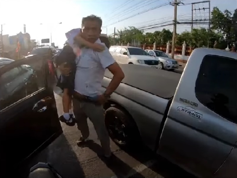 A Thai biker is being applauded online for his heroic deed when he helped an anguished father save his daughter after she suffered an epileptic seizure inside their car in a traffic jam.