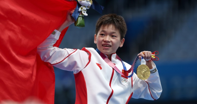 Quan Hongchan wins gold in the women's 10-meter platform diving.